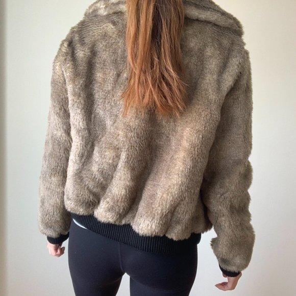 H&M | FAUX FUR COAT - Picture 3 of 10